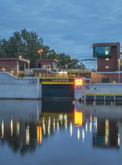Esclusa en el puerto de Praga de Varsovia #2